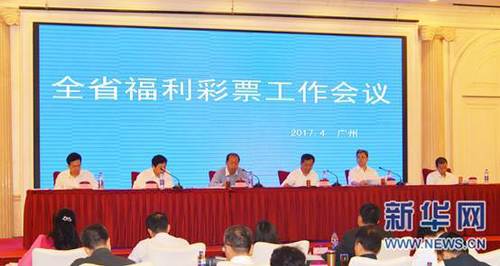 友善谨严的新西兰领队罗布·霍尔（杰森·克拉科 Jason Clarke 饰），他的步队名为“冒险参谋”；而斯科特·费雪（杰克·吉伦哈尔 Jake Gyllenhaal 饰）则滑稽弄怪，他率领来自西雅图的“疯狂山脉”爬山队。他们彼此竞争，又彼此帮忙。                                  　　两支步队中的勇士们来自各行各业，他们中有邮差、记者、大夫，还有一位来自日本的职场女性。这些爬山者看似普通, 但每一个